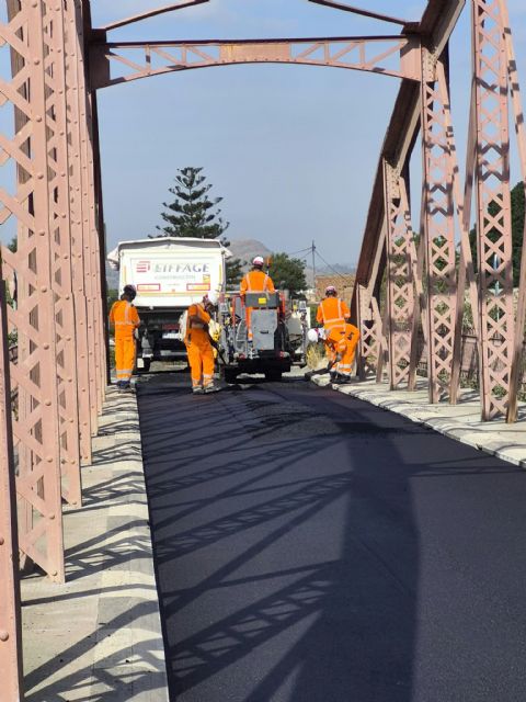 El Ayuntamiento renueva el pavimento del histórico Puente de hierro de Alquerías y protege su estructura - 4, Foto 4