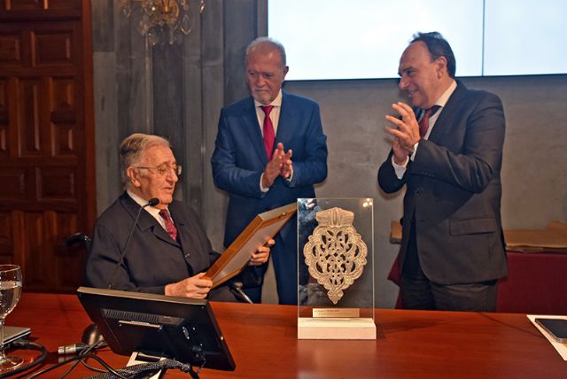 El «Aldabón de Sevilla» reconoce al médico que contribuyó al desarrollo de la Oncología Médica en España - 3, Foto 3