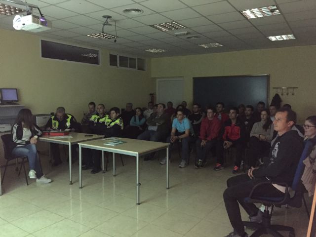 La Concejalía de Deportes realiza un taller de Primeros auxilios y manejo del desfibrilador para monitores deportivos y policía local - 1, Foto 1