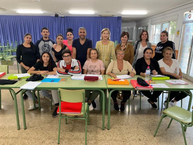 La edil de Política Social visita a los participantes del Proyecto de Intervención para la inserción socio-laboral y promoción educativa y sanitaria del colectivo gitano - 1, Foto 1