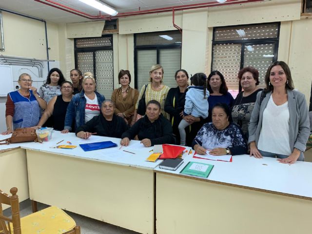 La edil de Política Social visita a los participantes del Proyecto de Intervención para la inserción socio-laboral y promoción educativa y sanitaria del colectivo gitano - 2, Foto 2
