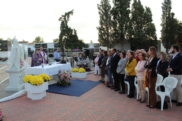 Más de quinientas personas asisten a la misa celebrada en el Cementerio Municipal en memoria de los Fieles Difuntos - 1, Foto 1