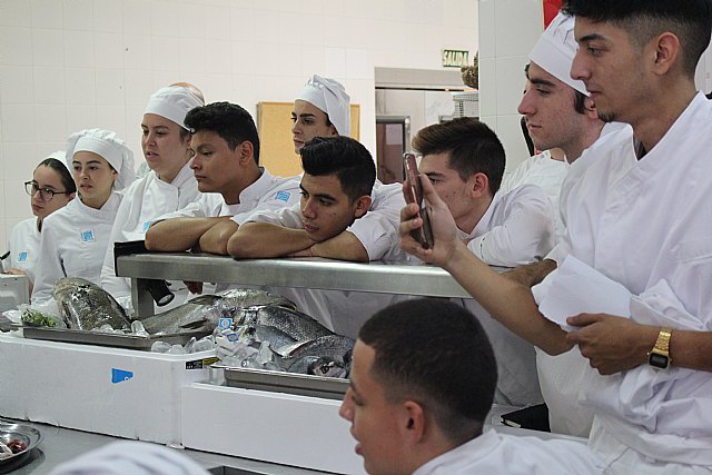 Los chefs murcianos del mañana descubren Crianza de Nuestros Mares de la mano del chef con estrella Xanty Elías - 2, Foto 2
