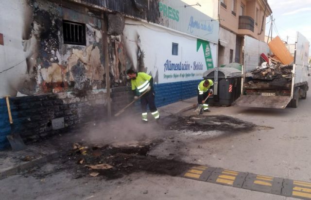 Unos vándalos calcinan contenedores y destrozan cabinas telefónicas y marquesinas en el puente de Todos los Santos - 2, Foto 2