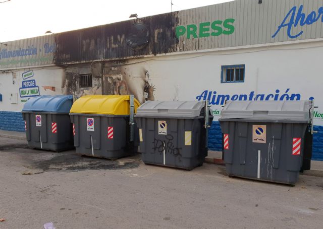 Unos vándalos calcinan contenedores y destrozan cabinas telefónicas y marquesinas en el puente de Todos los Santos - 3, Foto 3