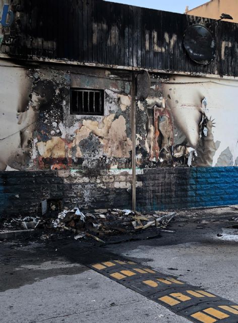 Unos vándalos calcinan contenedores y destrozan cabinas telefónicas y marquesinas en el puente de Todos los Santos - 4, Foto 4