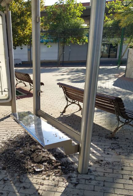 Unos vándalos calcinan contenedores y destrozan cabinas telefónicas y marquesinas en el puente de Todos los Santos - 5, Foto 5