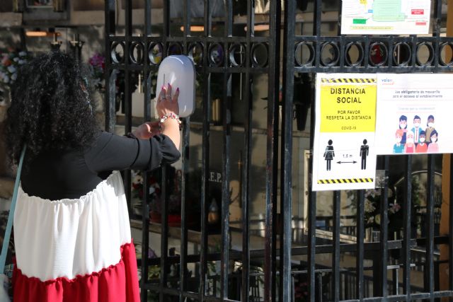 Comportamiento ejemplar de la ciudadanía en el Cementerio en la celebración de Todos los Santos - 1, Foto 1