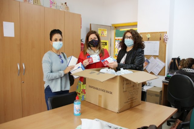 Repartidas cerca de 10.000 mascarillas infantiles en todos los colegios del municipio a travs de la campaña El Ayuntamiento de Alhama te cuida, Foto 2
