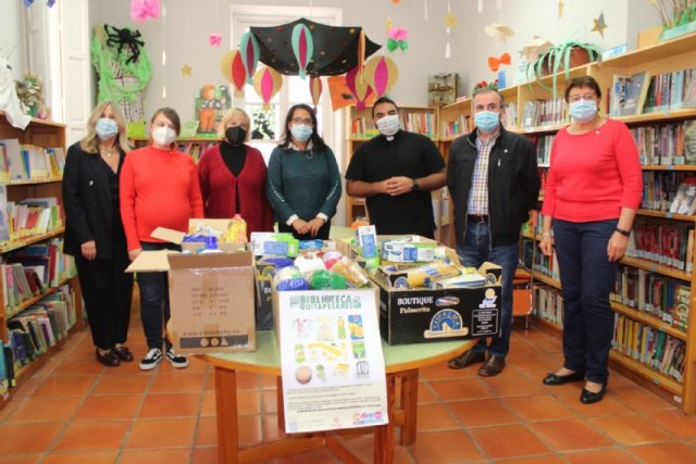 La Biblioteca Municipal “Mateo García” hace entrega de alimentos no perecederos y productos de aseo a las dos Cáritas recogidos en el Día Internacional de las Bibliotecas