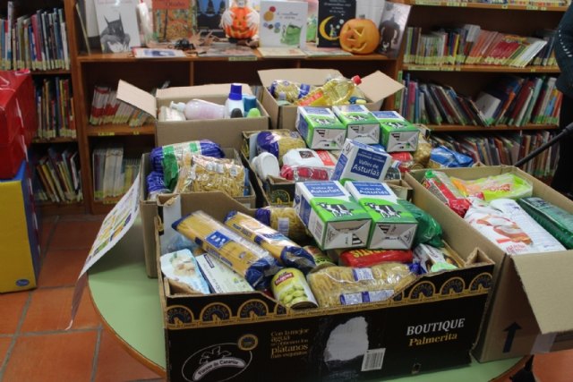 La Biblioteca Municipal “Mateo García” hace entrega de alimentos no perecederos y productos de aseo a las dos Cáritas recogidos en el Día Internacional de las Bibliotecas, Foto 2