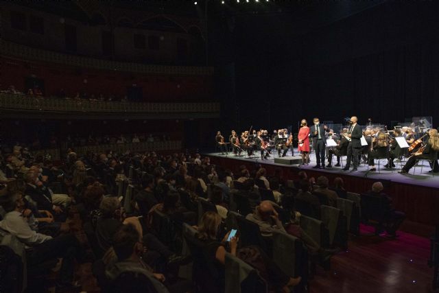 Un Teatro Circo lleno aplaude el concierto de la Orquesta Sinfónica a beneficio de estudiantes de la UMU en riesgo social - 2, Foto 2