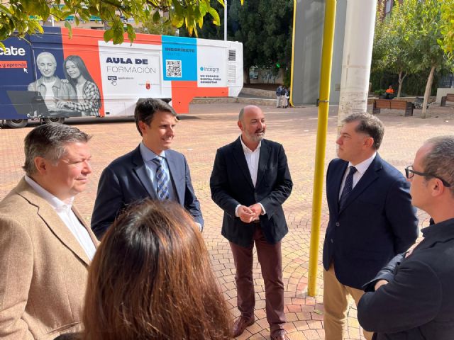 El aula móvil itinerante de la campaña Applícate. Sube, conecta y aprende llega a Molina de Segura para impulsar la formación digital gratuita - 2, Foto 2