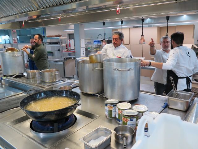 250 personas entre cocineros y voluntarios preparan en el CCT de Murcia 20.000 raciones de comida para los afectados por la DANA - 1, Foto 1