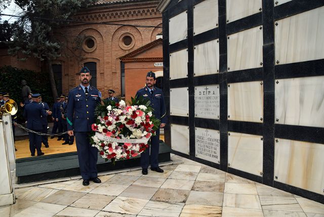 Una corona de laurel y un toque de oración por los que nunca se olvidan en Sevilla - 1, Foto 1