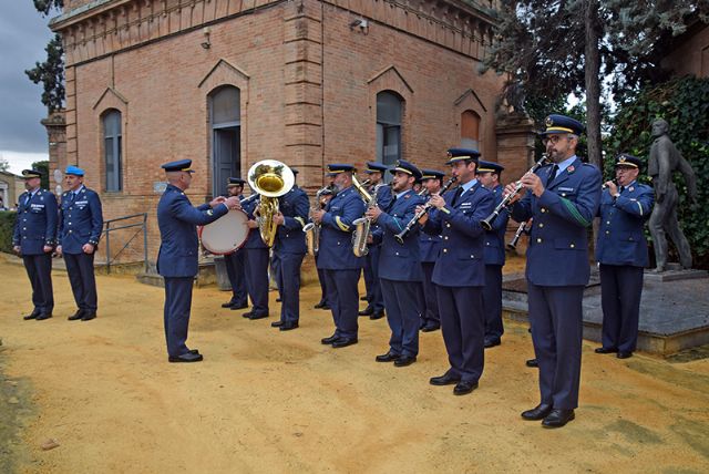 Una corona de laurel y un toque de oración por los que nunca se olvidan en Sevilla - 2, Foto 2