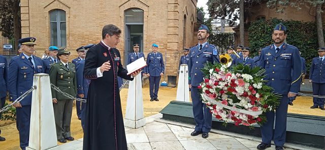 Una corona de laurel y un toque de oración por los que nunca se olvidan en Sevilla - 3, Foto 3