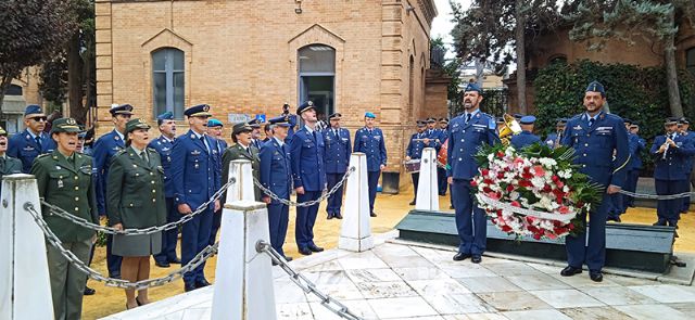 Una corona de laurel y un toque de oración por los que nunca se olvidan en Sevilla - 4, Foto 4