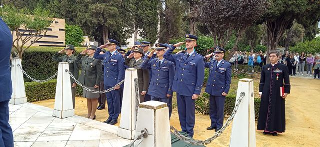 Una corona de laurel y un toque de oración por los que nunca se olvidan en Sevilla - 5, Foto 5
