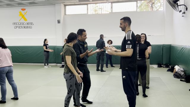 La Guardia Civil forma en autodefensa al personal sanitario de enfermera, Foto 1