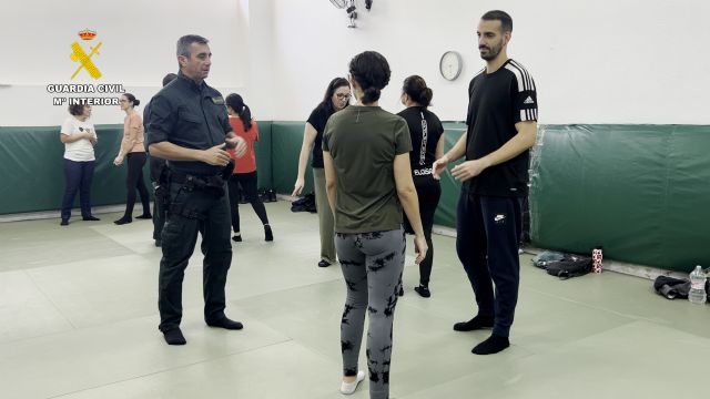 La Guardia Civil forma en autodefensa al personal sanitario de enfermera, Foto 4