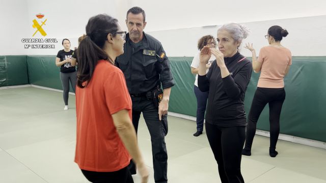 La Guardia Civil forma en autodefensa al personal sanitario de enfermera, Foto 5