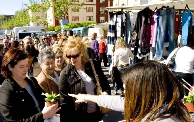 Los mercardillos semanales mantendran sus horarios en el Puente de la Constitucion - 1, Foto 1