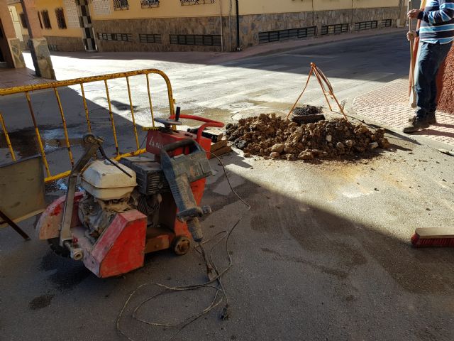 Obras de mejora de abastecimiento en las calles Isaac Albniz y Narciso Yepes, Foto 1