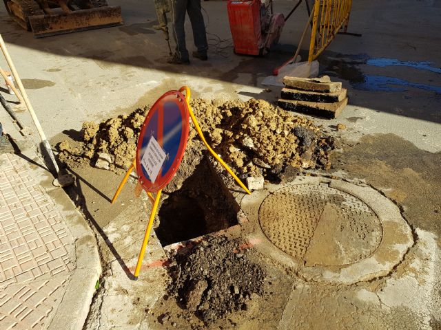 Obras de mejora de abastecimiento en las calles Isaac Albniz y Narciso Yepes, Foto 2