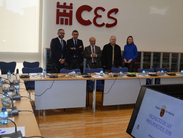 El consejero de Hacienda presenta al CES el proyecto de Presupuestos Generales de la Comunidad para el año 2018 - 1, Foto 1