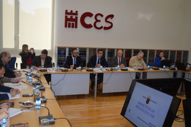 El consejero de Hacienda presenta al CES el proyecto de Presupuestos Generales de la Comunidad para el año 2018 - 2, Foto 2