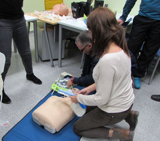 Se instala un desfibrilador en el Campo Municipal de Futbol de la Barriada Villalba - 1, Foto 1
