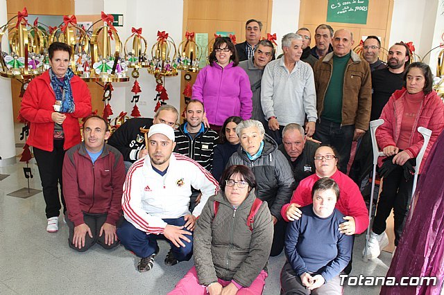 Users of the day centers for the disabled make delivery to the Merchants' Association of the Christmas decorations that will uniformly decorate the establishments attached to this entity, Foto 1