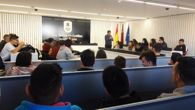 Los escolares del centro de FP 'La Salceda' conocen el Ayuntamiento - 1, Foto 1