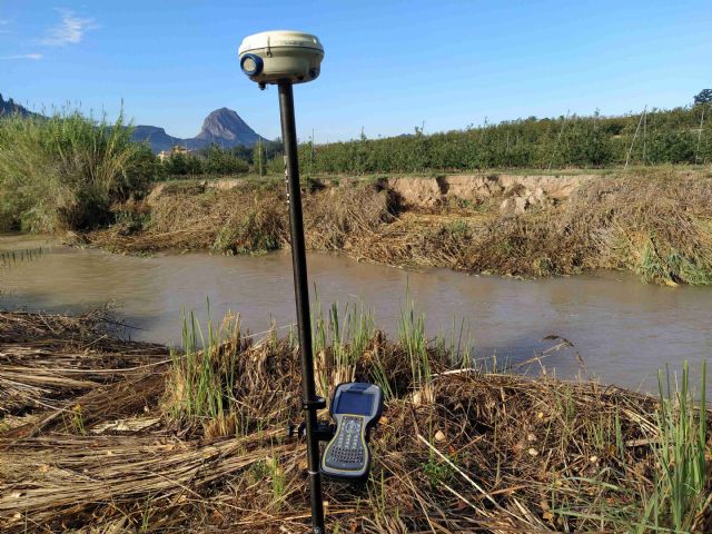 Se realiza el levantamiento topográfico para la redacción final del proyecto del puente de El Jinete - 1, Foto 1