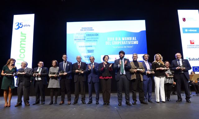 López Miras clausura el acto con motivo del XXIX Día del Cooperativismo organizado por Ucomur - 1, Foto 1