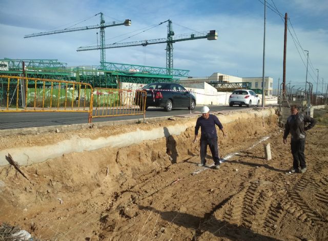 En marcha la reparación de un tramo de acera de la avenida del Trabajo afectado por la DANA - 1, Foto 1