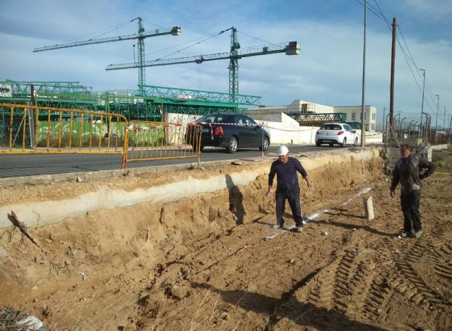 En marcha la reparación de un tramo de acera de la avenida del Trabajo afectado por la DANA - 1, Foto 1