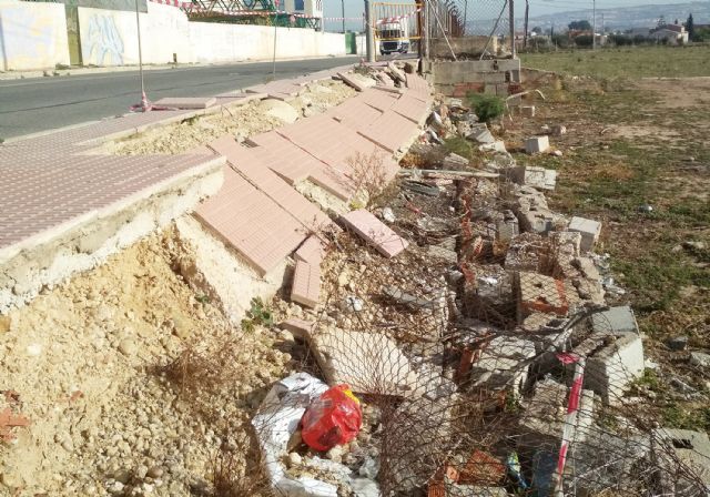 En marcha la reparación de un tramo de acera de la avenida del Trabajo afectado por la DANA - 2, Foto 2