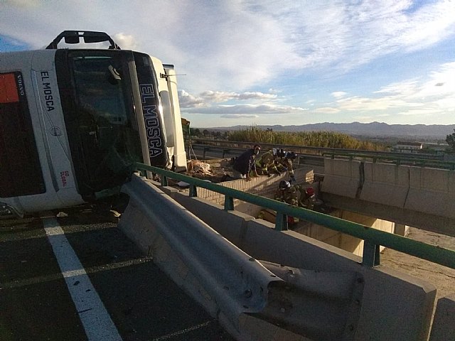 Un camión vuelca en la autovía A-7, en Lorca - 1, Foto 1