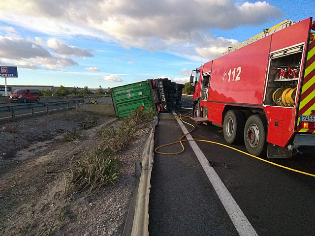 Un camión vuelca en la autovía A-7, en Lorca - 2, Foto 2