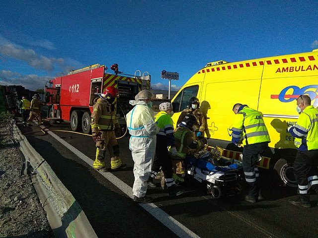 Un camión vuelca en la autovía A-7, en Lorca - 3, Foto 3