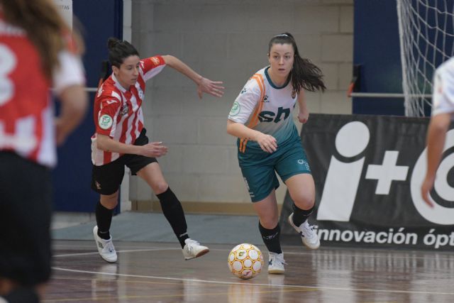 Andrea Marín conduce el balón en salida desde el area en partido de la jornada pasada ante Penya., Foto 1