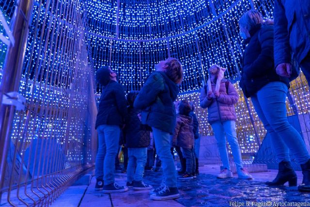 La Navidad se sentirá más que nunca en los barrios y diputaciones con la instalación de once árboles de luz de siete metros de altura - 1, Foto 1