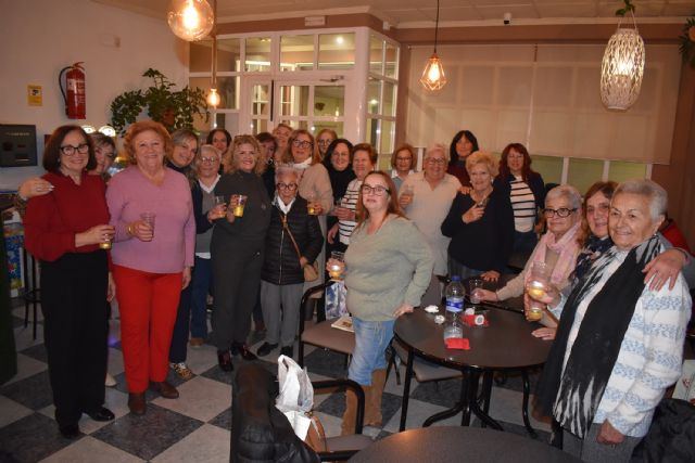 La asociación de mujeres Isabel González no falla a la cita con su tradicional degustación de dulces navideños - 1, Foto 1