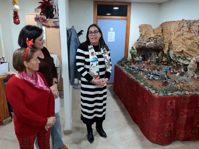 Los usuarios del Centro Municipal de Mayores "Las Morericas", los primeros en encender la Navidad en Cieza