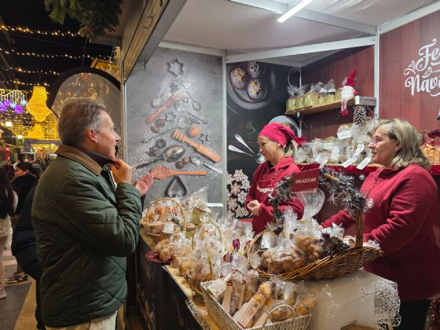 Fulgencio Gil: Este Mercadillo Navideño representa una inyección de ilusión, vida y actividad económica para Lorca y para decenas de pequeños comercios - 1, Foto 1