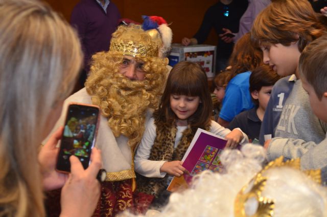 Los Reyes más madrugadores han repartido los primeros regalos a más de 300 niños y niñas en el Colegio de Ingenieros Técnicos Industriales de Murcia - 2, Foto 2