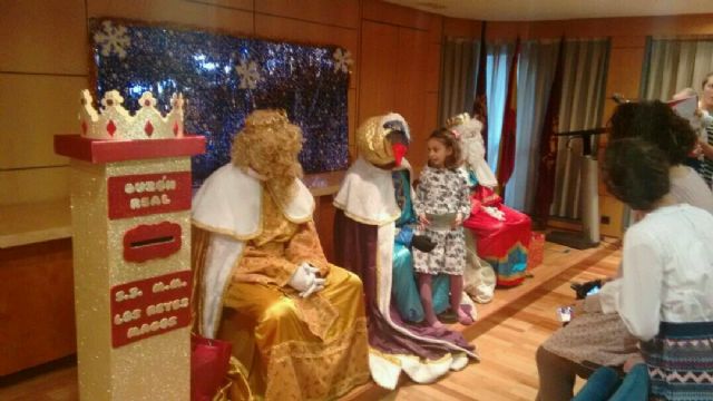 Los Reyes madrugadores han repartido los primeros regalos a decenas de niños y niñas en el Colegio de Ingenieros Técnicos Industriales de Cartagena - 1, Foto 1