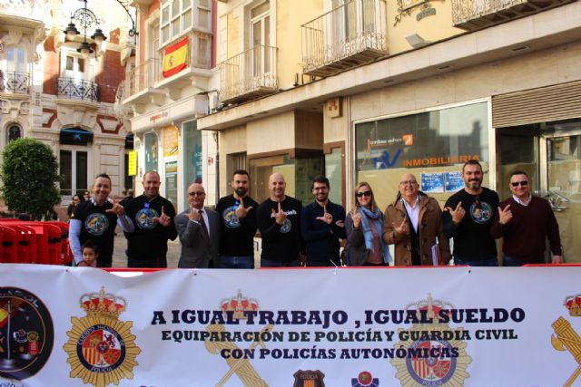 Una nutrida comitiva de Ciudadanos firma en apoyo de la equiparación salarial de Policía y Guardia Civil en Cartagena - 1, Foto 1